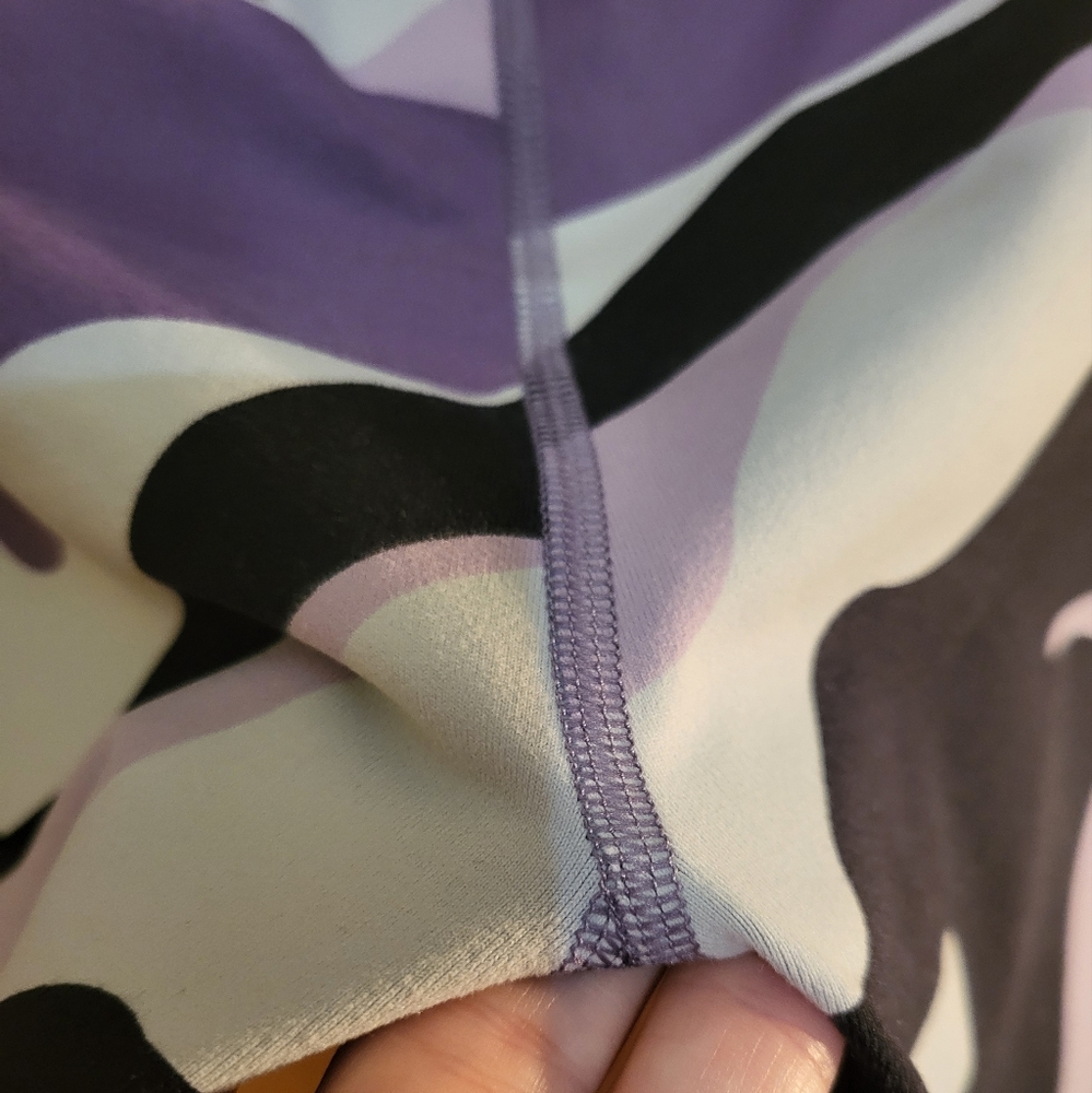 Under Armour purple camo Rush leggings. Sold out in U.S. NWOT Extra Small - Picture 5 of 12